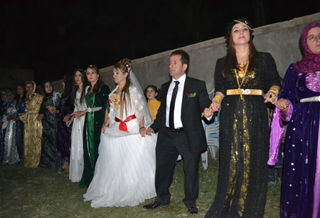 Hakkari'nin Yüksekova ilçesinde 15-16-10.2011 Ekim Dünya evine giren bazı çiftlerimizi sizler için sayfamıza taşıdık. Yüksekova Güncel ailesi olarak tüm çiftlerimize mutluluklar dileriz.
