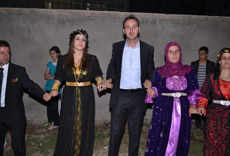 Hakkari'nin Yüksekova ilçesinde 15-16-10.2011 Ekim Dünya evine giren bazı çiftlerimizi sizler için sayfamıza taşıdık. Yüksekova Güncel ailesi olarak tüm çiftlerimize mutluluklar dileriz.