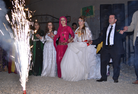 Hakkari'nin Yüksekova ilçesinde 15-16-10.2011 Ekim Dünya evine giren bazı çiftlerimizi sizler için sayfamıza taşıdık. Yüksekova Güncel ailesi olarak tüm çiftlerimize mutluluklar dileriz.