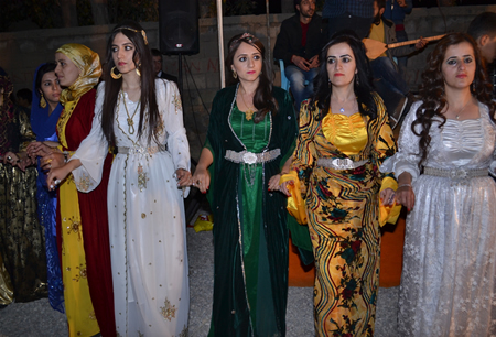 Hakkari'nin Yüksekova ilçesinde 15-16-10.2011 Ekim Dünya evine giren bazı çiftlerimizi sizler için sayfamıza taşıdık. Yüksekova Güncel ailesi olarak tüm çiftlerimize mutluluklar dileriz.