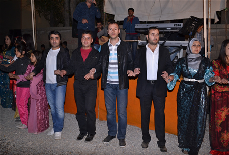 Hakkari'nin Yüksekova ilçesinde 15-16-10.2011 Ekim Dünya evine giren bazı çiftlerimizi sizler için sayfamıza taşıdık. Yüksekova Güncel ailesi olarak tüm çiftlerimize mutluluklar dileriz.