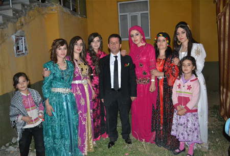 Hakkari'nin Yüksekova ilçesinde 15-16-10.2011 Ekim Dünya evine giren bazı çiftlerimizi sizler için sayfamıza taşıdık. Yüksekova Güncel ailesi olarak tüm çiftlerimize mutluluklar dileriz.