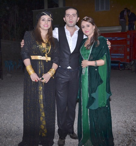 Hakkari'nin Yüksekova ilçesinde 15-16-10.2011 Ekim Dünya evine giren bazı çiftlerimizi sizler için sayfamıza taşıdık. Yüksekova Güncel ailesi olarak tüm çiftlerimize mutluluklar dileriz.