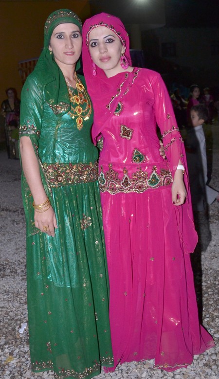 Hakkari'nin Yüksekova ilçesinde 15-16-10.2011 Ekim Dünya evine giren bazı çiftlerimizi sizler için sayfamıza taşıdık. Yüksekova Güncel ailesi olarak tüm çiftlerimize mutluluklar dileriz.