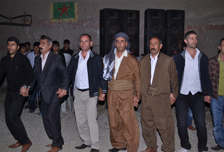 Hakkari'nin Yüksekova ilçesinde 15-16-10.2011 Ekim Dünya evine giren bazı çiftlerimizi sizler için sayfamıza taşıdık. Yüksekova Güncel ailesi olarak tüm çiftlerimize mutluluklar dileriz.