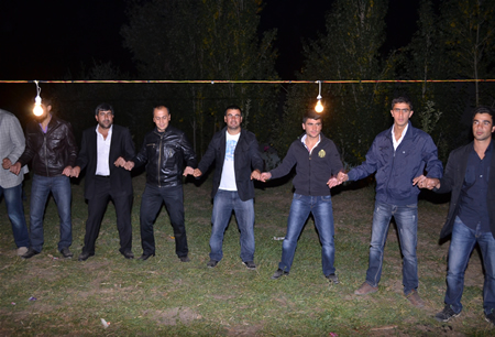 Hakkari'nin Yüksekova ilçesinde 15-16-10.2011 Ekim Dünya evine giren bazı çiftlerimizi sizler için sayfamıza taşıdık. Yüksekova Güncel ailesi olarak tüm çiftlerimize mutluluklar dileriz.