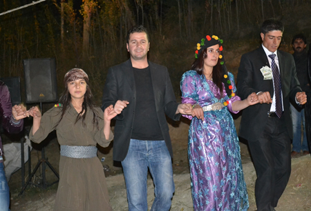 Hakkari'nin Yüksekova ilçesinde 15-16-10.2011 Ekim Dünya evine giren bazı çiftlerimizi sizler için sayfamıza taşıdık. Yüksekova Güncel ailesi olarak tüm çiftlerimize mutluluklar dileriz.