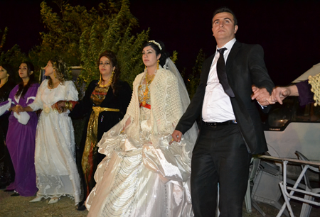 Hakkari'nin Yüksekova ilçesinde 15-16-10.2011 Ekim Dünya evine giren bazı çiftlerimizi sizler için sayfamıza taşıdık. Yüksekova Güncel ailesi olarak tüm çiftlerimize mutluluklar dileriz.