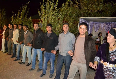 Hakkari'nin Yüksekova ilçesinde 15-16-10.2011 Ekim Dünya evine giren bazı çiftlerimizi sizler için sayfamıza taşıdık. Yüksekova Güncel ailesi olarak tüm çiftlerimize mutluluklar dileriz.