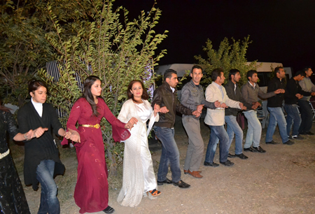Hakkari'nin Yüksekova ilçesinde 15-16-10.2011 Ekim Dünya evine giren bazı çiftlerimizi sizler için sayfamıza taşıdık. Yüksekova Güncel ailesi olarak tüm çiftlerimize mutluluklar dileriz.