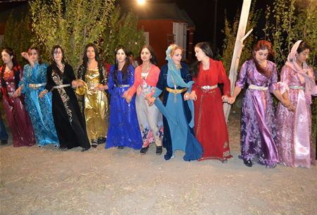 Hakkari'nin Yüksekova ilçesinde 15-16-10.2011 Ekim Dünya evine giren bazı çiftlerimizi sizler için sayfamıza taşıdık. Yüksekova Güncel ailesi olarak tüm çiftlerimize mutluluklar dileriz.