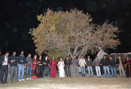 Hakkari'nin Yüksekova ilçesinde 15-16-10.2011 Ekim Dünya evine giren bazı çiftlerimizi sizler için sayfamıza taşıdık. Yüksekova Güncel ailesi olarak tüm çiftlerimize mutluluklar dileriz.