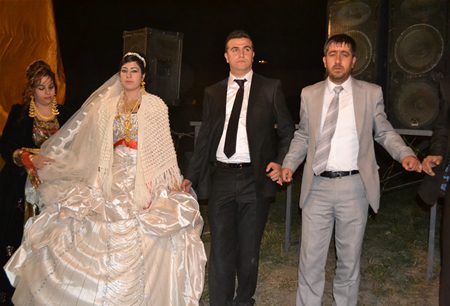 Hakkari'nin Yüksekova ilçesinde 15-16-10.2011 Ekim Dünya evine giren bazı çiftlerimizi sizler için sayfamıza taşıdık. Yüksekova Güncel ailesi olarak tüm çiftlerimize mutluluklar dileriz.