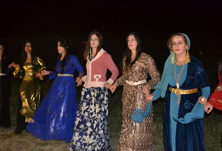 Hakkari'nin Yüksekova ilçesinde 15-16-10.2011 Ekim Dünya evine giren bazı çiftlerimizi sizler için sayfamıza taşıdık. Yüksekova Güncel ailesi olarak tüm çiftlerimize mutluluklar dileriz.