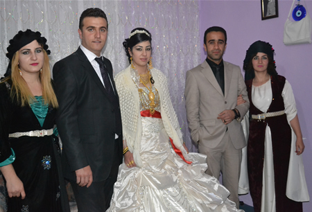 Hakkari'nin Yüksekova ilçesinde 15-16-10.2011 Ekim Dünya evine giren bazı çiftlerimizi sizler için sayfamıza taşıdık. Yüksekova Güncel ailesi olarak tüm çiftlerimize mutluluklar dileriz.