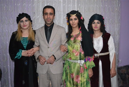 Hakkari'nin Yüksekova ilçesinde 15-16-10.2011 Ekim Dünya evine giren bazı çiftlerimizi sizler için sayfamıza taşıdık. Yüksekova Güncel ailesi olarak tüm çiftlerimize mutluluklar dileriz.