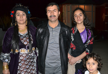 Hakkari'nin Yüksekova ilçesinde 15-16-10.2011 Ekim Dünya evine giren bazı çiftlerimizi sizler için sayfamıza taşıdık. Yüksekova Güncel ailesi olarak tüm çiftlerimize mutluluklar dileriz.