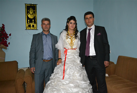 Hakkari'nin Yüksekova ilçesinde 15-16-10.2011 Ekim Dünya evine giren bazı çiftlerimizi sizler için sayfamıza taşıdık. Yüksekova Güncel ailesi olarak tüm çiftlerimize mutluluklar dileriz.