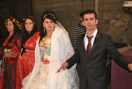 Hakkari'nin Yüksekova ilçesinde 15-16-10.2011 Ekim Dünya evine giren bazı çiftlerimizi sizler için sayfamıza taşıdık. Yüksekova Güncel ailesi olarak tüm çiftlerimize mutluluklar dileriz.