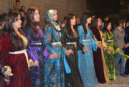 Hakkari'nin Yüksekova ilçesinde 15-16-10.2011 Ekim Dünya evine giren bazı çiftlerimizi sizler için sayfamıza taşıdık. Yüksekova Güncel ailesi olarak tüm çiftlerimize mutluluklar dileriz.