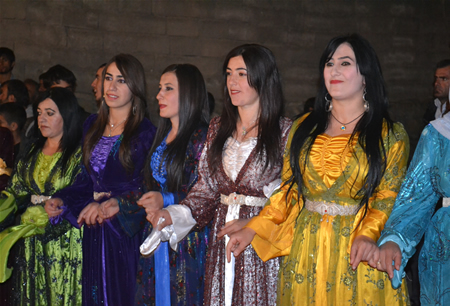 Hakkari'nin Yüksekova ilçesinde 15-16-10.2011 Ekim Dünya evine giren bazı çiftlerimizi sizler için sayfamıza taşıdık. Yüksekova Güncel ailesi olarak tüm çiftlerimize mutluluklar dileriz.