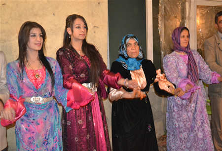 Hakkari'nin Yüksekova ilçesinde 15-16-10.2011 Ekim Dünya evine giren bazı çiftlerimizi sizler için sayfamıza taşıdık. Yüksekova Güncel ailesi olarak tüm çiftlerimize mutluluklar dileriz.