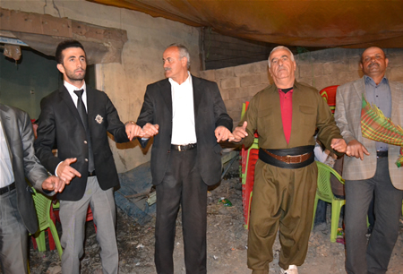 Hakkari'nin Yüksekova ilçesinde 15-16-10.2011 Ekim Dünya evine giren bazı çiftlerimizi sizler için sayfamıza taşıdık. Yüksekova Güncel ailesi olarak tüm çiftlerimize mutluluklar dileriz.