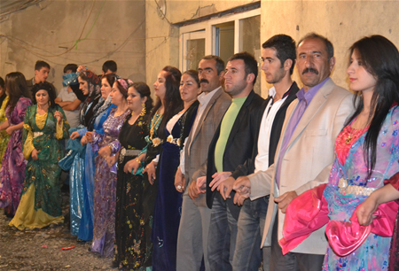 Hakkari'nin Yüksekova ilçesinde 15-16-10.2011 Ekim Dünya evine giren bazı çiftlerimizi sizler için sayfamıza taşıdık. Yüksekova Güncel ailesi olarak tüm çiftlerimize mutluluklar dileriz.