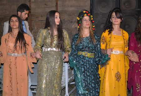 Hakkari'nin Yüksekova ilçesinde 15-16-10.2011 Ekim Dünya evine giren bazı çiftlerimizi sizler için sayfamıza taşıdık. Yüksekova Güncel ailesi olarak tüm çiftlerimize mutluluklar dileriz.