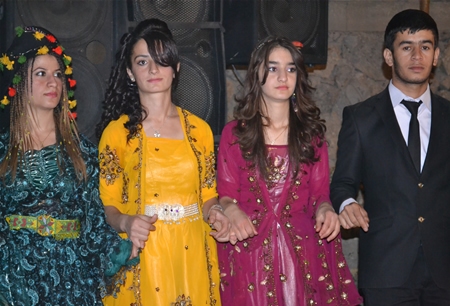 Hakkari'nin Yüksekova ilçesinde 15-16-10.2011 Ekim Dünya evine giren bazı çiftlerimizi sizler için sayfamıza taşıdık. Yüksekova Güncel ailesi olarak tüm çiftlerimize mutluluklar dileriz.