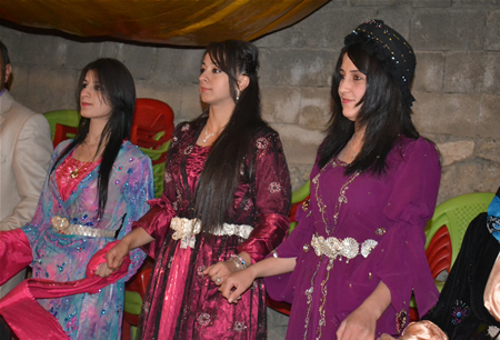 Hakkari'nin Yüksekova ilçesinde 15-16-10.2011 Ekim Dünya evine giren bazı çiftlerimizi sizler için sayfamıza taşıdık. Yüksekova Güncel ailesi olarak tüm çiftlerimize mutluluklar dileriz.