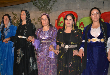 Hakkari'nin Yüksekova ilçesinde 15-16-10.2011 Ekim Dünya evine giren bazı çiftlerimizi sizler için sayfamıza taşıdık. Yüksekova Güncel ailesi olarak tüm çiftlerimize mutluluklar dileriz.