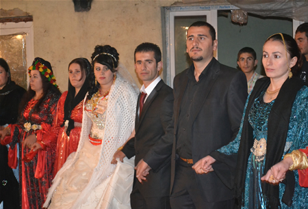 Hakkari'nin Yüksekova ilçesinde 15-16-10.2011 Ekim Dünya evine giren bazı çiftlerimizi sizler için sayfamıza taşıdık. Yüksekova Güncel ailesi olarak tüm çiftlerimize mutluluklar dileriz.