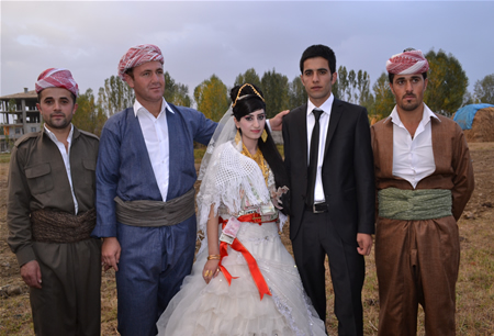 Hakkari'nin Yüksekova ilçesinde 15-16-10.2011 Ekim Dünya evine giren bazı çiftlerimizi sizler için sayfamıza taşıdık. Yüksekova Güncel ailesi olarak tüm çiftlerimize mutluluklar dileriz.