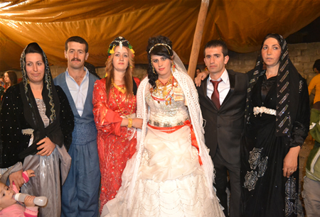 Hakkari'nin Yüksekova ilçesinde 15-16-10.2011 Ekim Dünya evine giren bazı çiftlerimizi sizler için sayfamıza taşıdık. Yüksekova Güncel ailesi olarak tüm çiftlerimize mutluluklar dileriz.