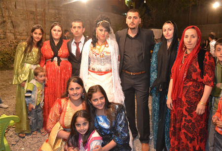 Hakkari'nin Yüksekova ilçesinde 15-16-10.2011 Ekim Dünya evine giren bazı çiftlerimizi sizler için sayfamıza taşıdık. Yüksekova Güncel ailesi olarak tüm çiftlerimize mutluluklar dileriz.