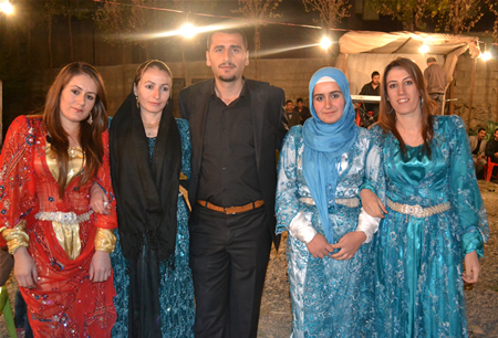 Hakkari'nin Yüksekova ilçesinde 15-16-10.2011 Ekim Dünya evine giren bazı çiftlerimizi sizler için sayfamıza taşıdık. Yüksekova Güncel ailesi olarak tüm çiftlerimize mutluluklar dileriz.