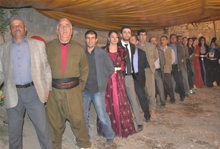 Hakkari'nin Yüksekova ilçesinde 15-16-10.2011 Ekim Dünya evine giren bazı çiftlerimizi sizler için sayfamıza taşıdık. Yüksekova Güncel ailesi olarak tüm çiftlerimize mutluluklar dileriz.