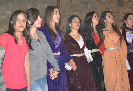 Hakkari'nin Yüksekova ilçesinde 15-16-10.2011 Ekim Dünya evine giren bazı çiftlerimizi sizler için sayfamıza taşıdık. Yüksekova Güncel ailesi olarak tüm çiftlerimize mutluluklar dileriz.