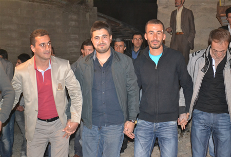 Hakkari'nin Yüksekova ilçesinde 15-16-10.2011 Ekim Dünya evine giren bazı çiftlerimizi sizler için sayfamıza taşıdık. Yüksekova Güncel ailesi olarak tüm çiftlerimize mutluluklar dileriz.