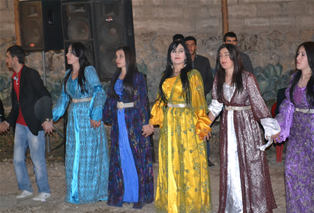 Hakkari'nin Yüksekova ilçesinde 15-16-10.2011 Ekim Dünya evine giren bazı çiftlerimizi sizler için sayfamıza taşıdık. Yüksekova Güncel ailesi olarak tüm çiftlerimize mutluluklar dileriz.