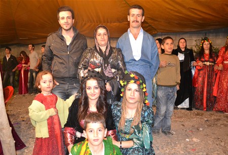 Hakkari'nin Yüksekova ilçesinde 15-16-10.2011 Ekim Dünya evine giren bazı çiftlerimizi sizler için sayfamıza taşıdık. Yüksekova Güncel ailesi olarak tüm çiftlerimize mutluluklar dileriz.