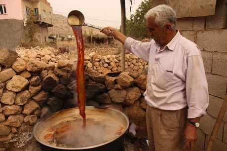 Sonbahar ile birlikte yeşil örtünün yerini sarı örtüye bıraktığı bölgede, köylülerin kış hazırlığı başladı. Köylüler, bağ bozumu ile pestil (Bastiq), cevizli sucuk (Benî), pekmez ve salça gibi ürünlerle kışa hazırlanıyor.