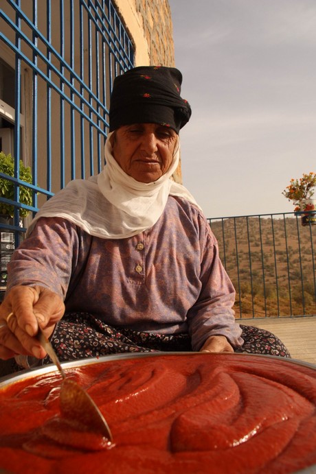 Sonbahar ile birlikte yeşil örtünün yerini sarı örtüye bıraktığı bölgede, köylülerin kış hazırlığı başladı. Köylüler, bağ bozumu ile pestil (Bastiq), cevizli sucuk (Benî), pekmez ve salça gibi ürünlerle kışa hazırlanıyor.