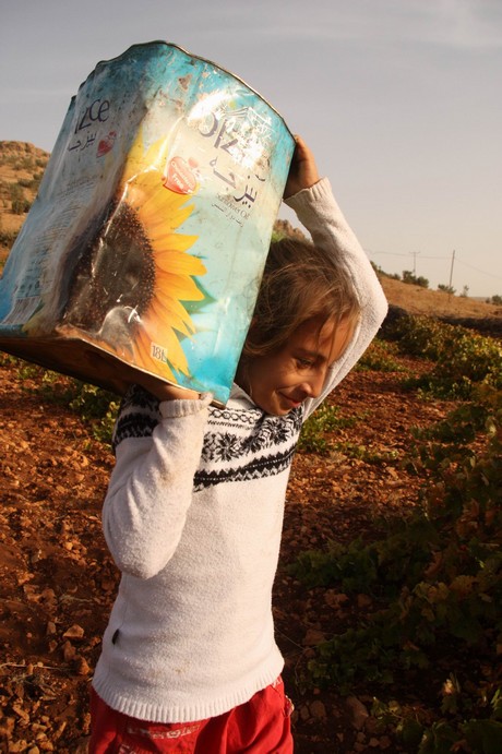 Sonbahar ile birlikte yeşil örtünün yerini sarı örtüye bıraktığı bölgede, köylülerin kış hazırlığı başladı. Köylüler, bağ bozumu ile pestil (Bastiq), cevizli sucuk (Benî), pekmez ve salça gibi ürünlerle kışa hazırlanıyor.