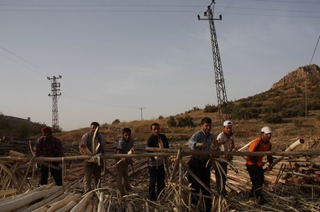 Sonbahar ile birlikte yeşil örtünün yerini sarı örtüye bıraktığı bölgede, köylülerin kış hazırlığı başladı. Köylüler, bağ bozumu ile pestil (Bastiq), cevizli sucuk (Benî), pekmez ve salça gibi ürünlerle kışa hazırlanıyor.