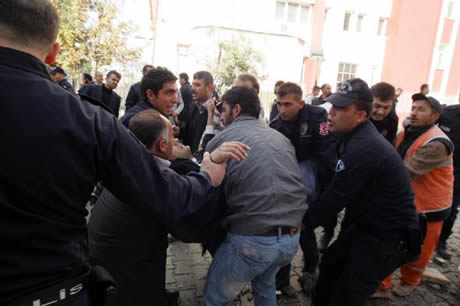 Van bugün saat 13.41'de Richter ölçeğine göre 7,2 büyüklüğünde Van merkezli depremle sarsıldı. 