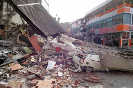 Van bugün saat 13.41'de Richter ölçeğine göre 7,2 büyüklüğünde Van merkezli depremle sarsıldı. 
