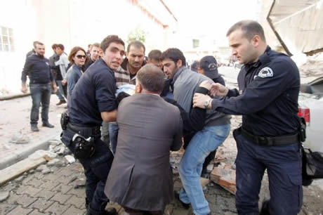 Van bugün saat 13.41'de Richter ölçeğine göre 7,2 büyüklüğünde Van merkezli depremle sarsıldı. 