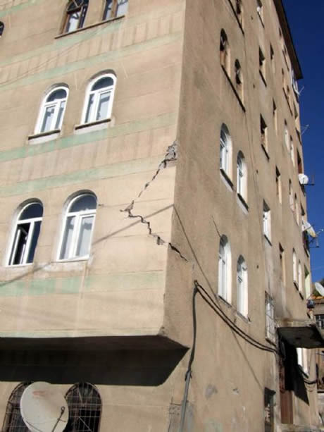 Van bugün saat 13.41'de Richter ölçeğine göre 7,2 büyüklüğünde Van merkezli depremle sarsıldı. 